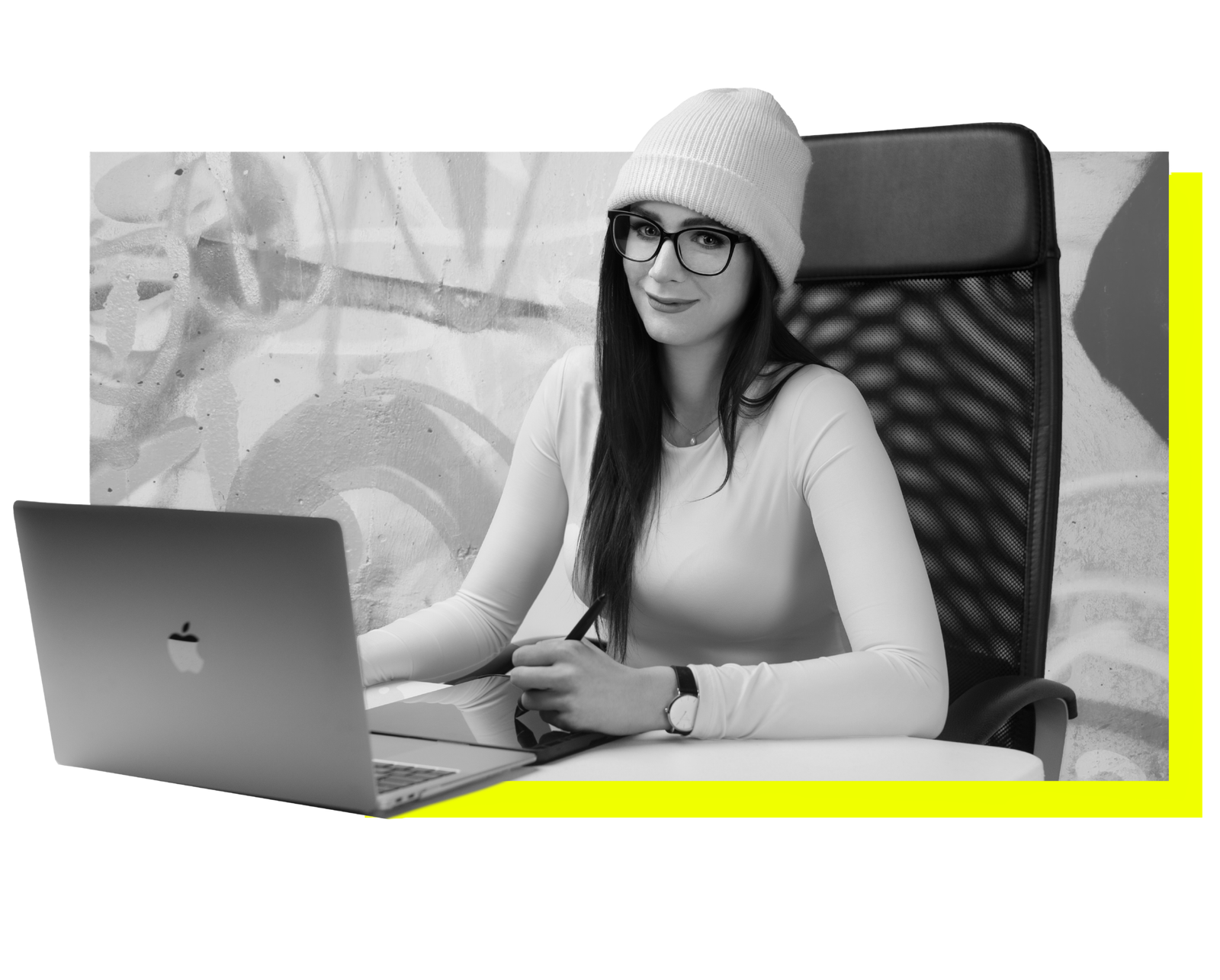 Sandra Bruhn przy biurku projektuje stronę – tworzenie stron internetowych w UK (Web do Biznesu)